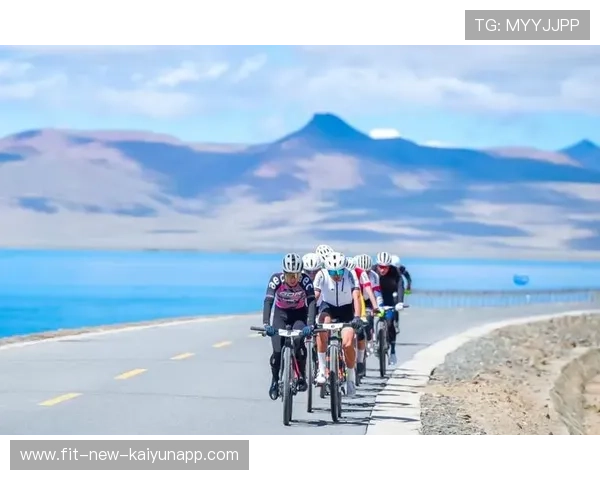 自行车赛出现惊险摔车后仍坚持完赛