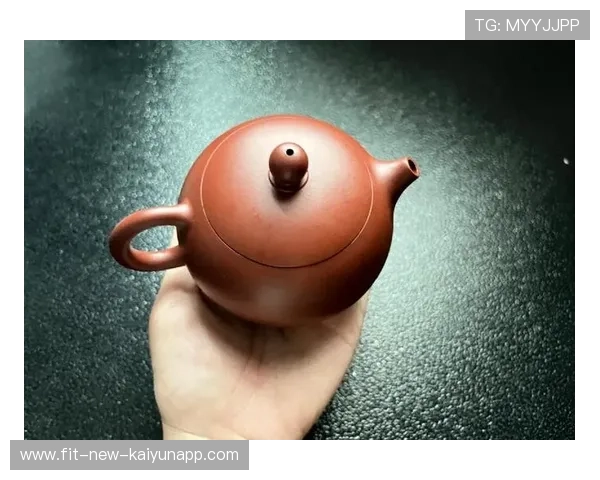 球员进球后从短裤里掏出宜兴紫砂壶,壶里倒出的茶变成进球回放 球员进球后从短裤里掏出宜兴紫砂壶,壶里倒出的茶变成进球回放